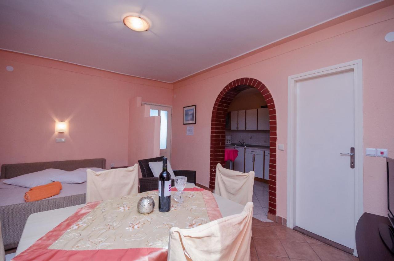 Apartments Helena Лопар Екстер'єр фото