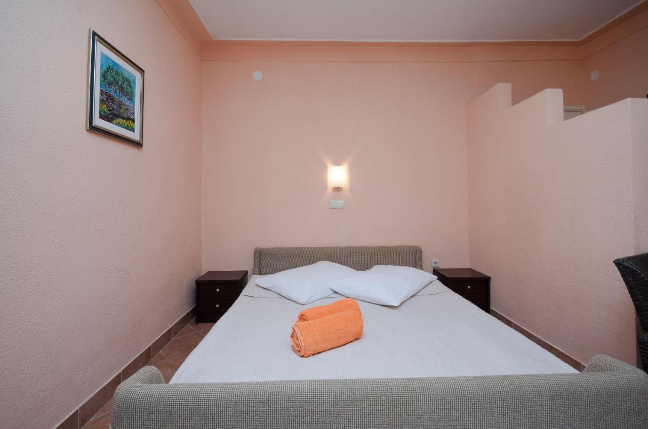 Apartments Helena Лопар Екстер'єр фото